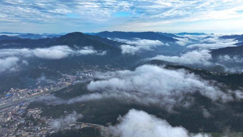 保康：云雾缭绕仙气飘 夏日山城仙境美