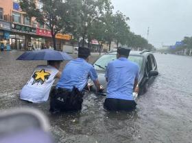 山东胶州暴雨致部分路段积水严重，干部群众全力排水迎战汛情  第2张