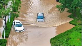 山东胶州暴雨致部分路段积水严重，干部群众全力排水迎战汛情  第1张