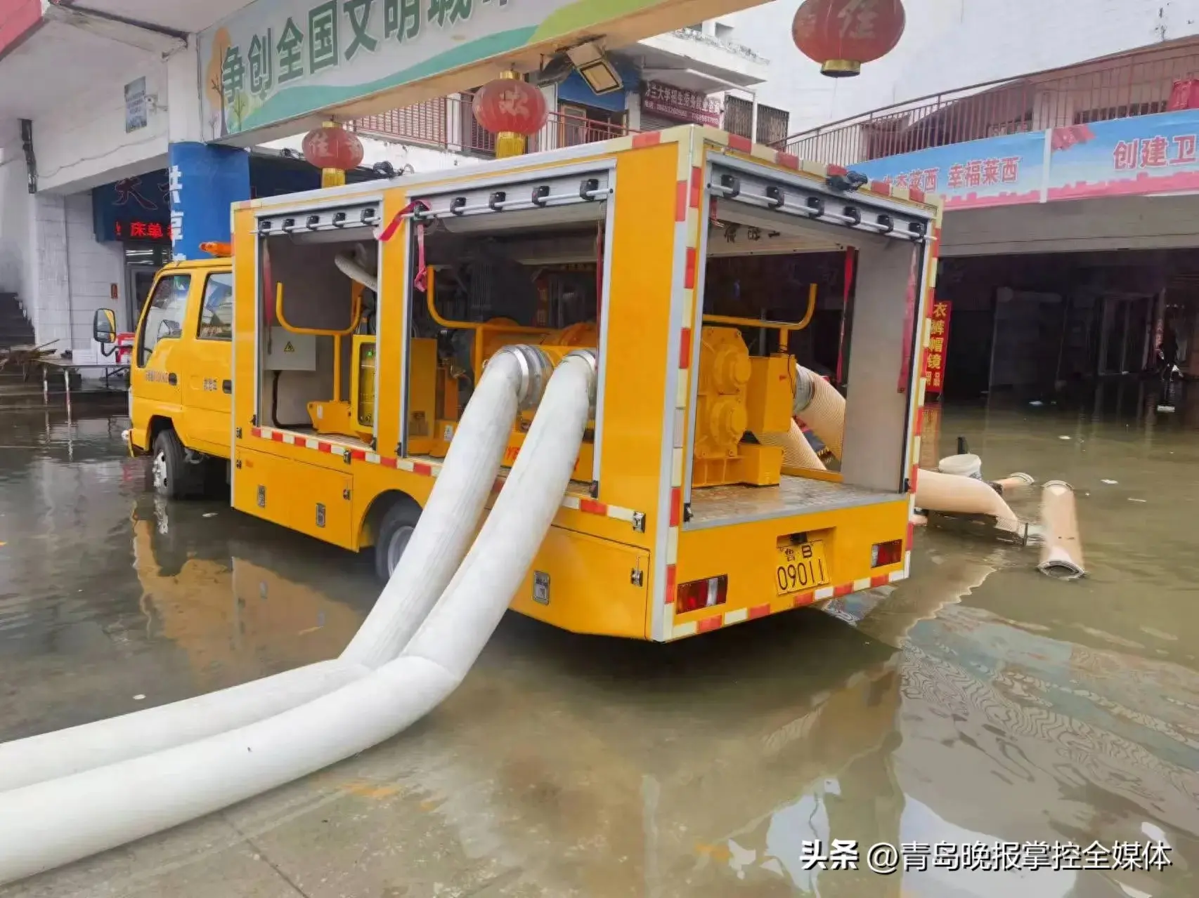 两轮强降雨天气到来，青岛消防多次出动营救被困群众  第1张