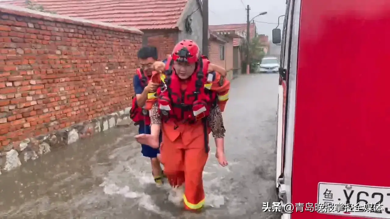 两轮强降雨天气到来，青岛消防多次出动营救被困群众