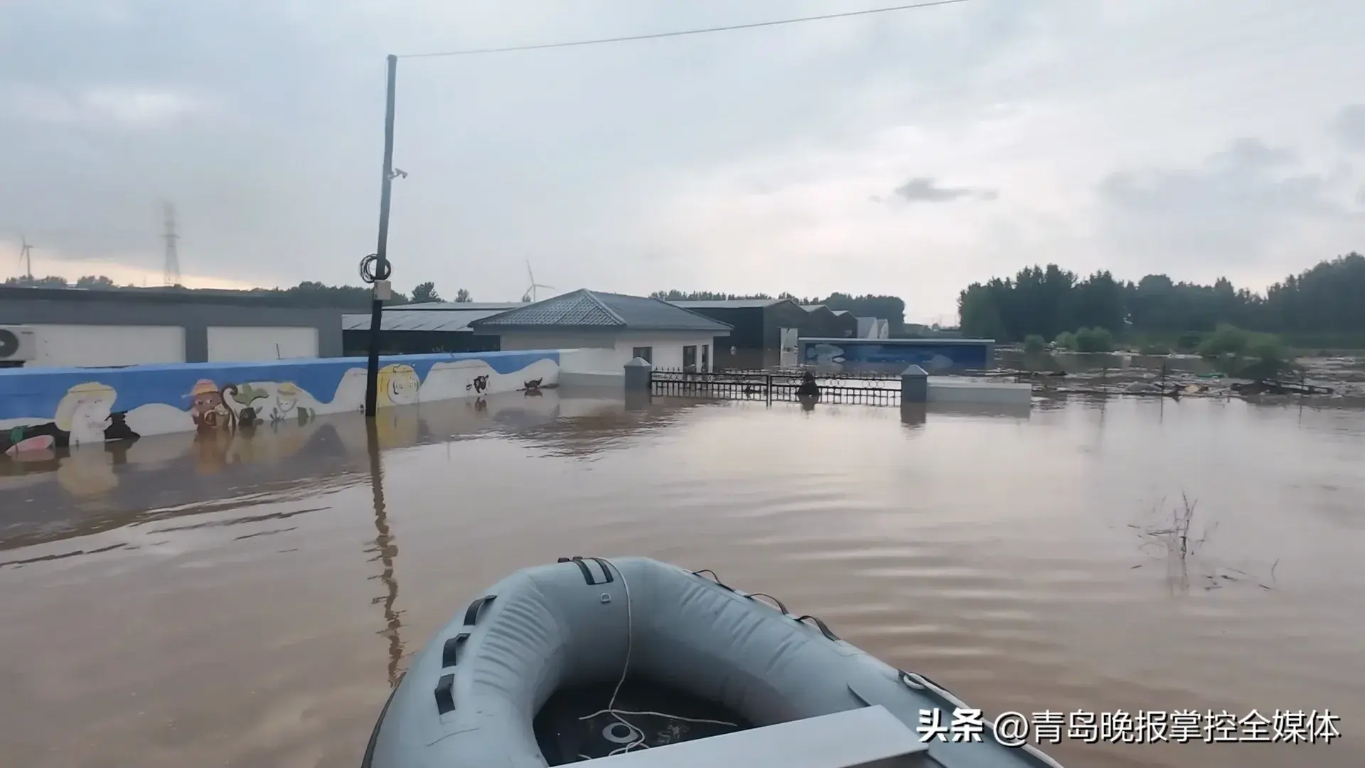 两轮强降雨天气到来，青岛消防多次出动营救被困群众