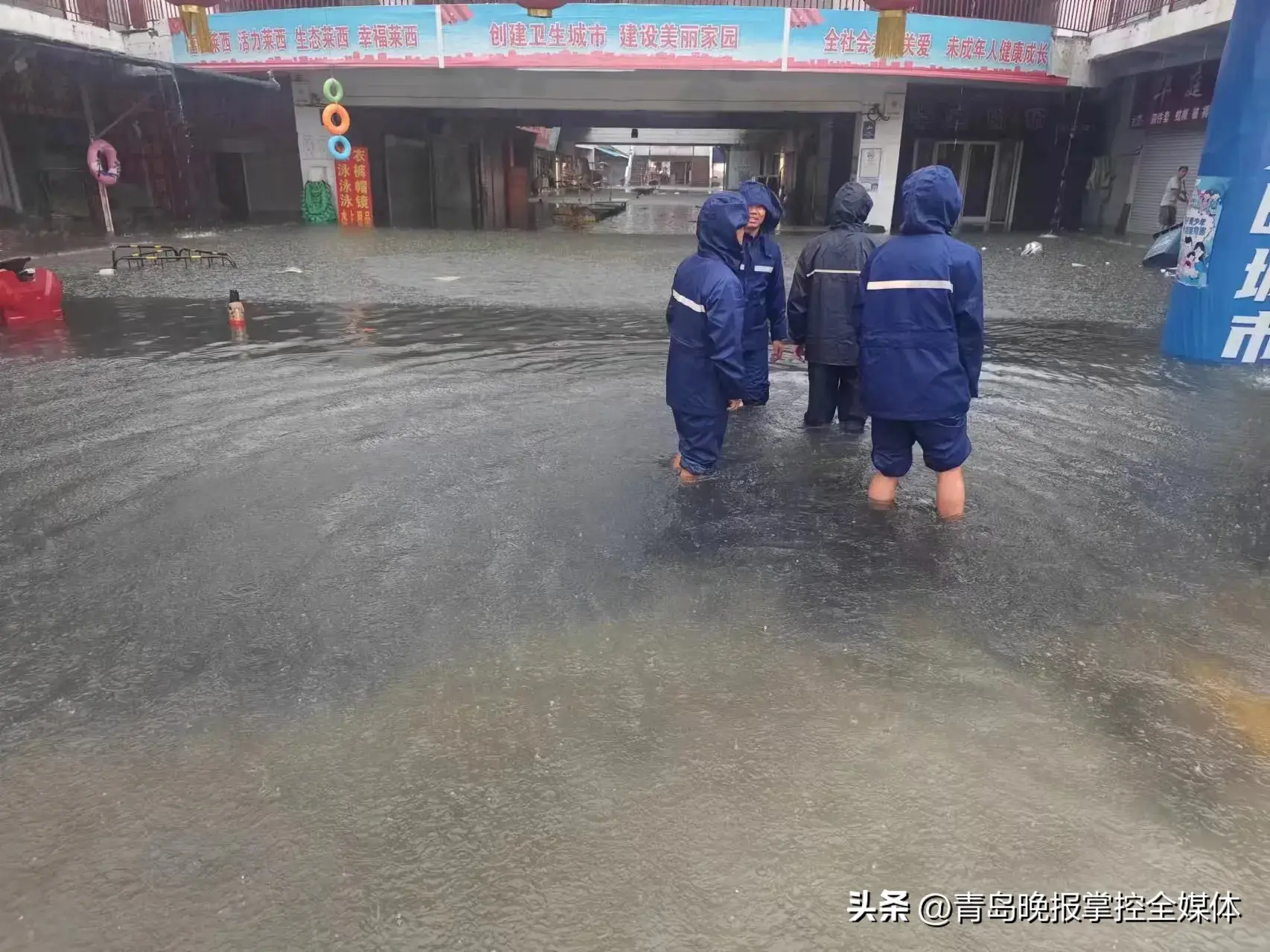 两轮强降雨天气到来，青岛消防多次出动营救被困群众