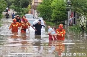 暴雨致岛城多人被困 消防员在齐腰深的水中背老人脱险