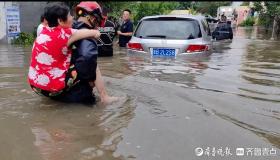 暴雨致岛城多人被困 消防员在齐腰深的水中背老人脱险