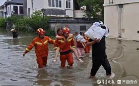 暴雨致岛城多人被困 消防员在齐腰深的水中背老人脱险