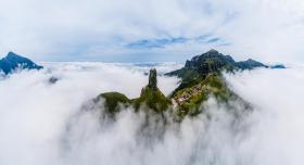 登梵净山：“独隆”于天地如“天空之城”，人与自然和谐共生